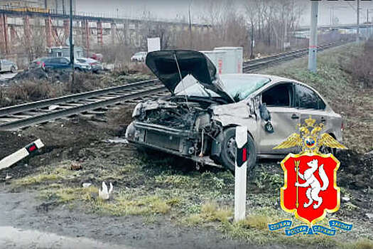 В Екатеринбурге поезд протаранил автомобиль