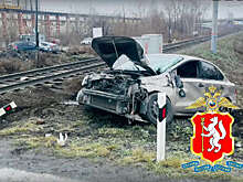 В Екатеринбурге поезд протаранил автомобиль