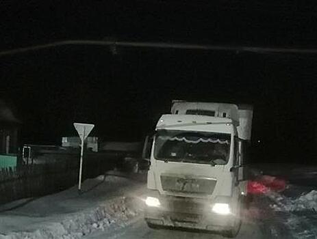 В селе Самарской области грузовик наехал на газовую арку