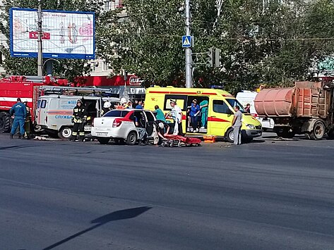 «У таксиста лицо в крови»: на севере Волгограда возникла пробка после аварии такси и мусоровоза