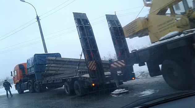 В Кирове из прицепа КамАЗа на ходу выпали бетонные плиты