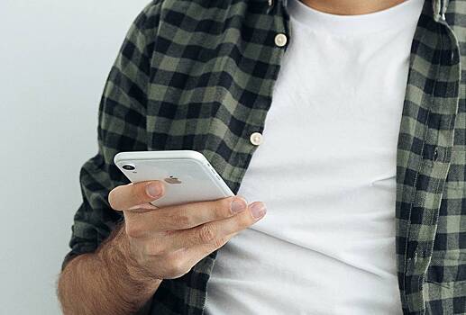 Россиянин обвинил полицейских в насилии из-за стикера в соцсетях