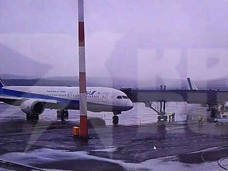 Boeing 787 совершил экстренную посадку в Красноярске