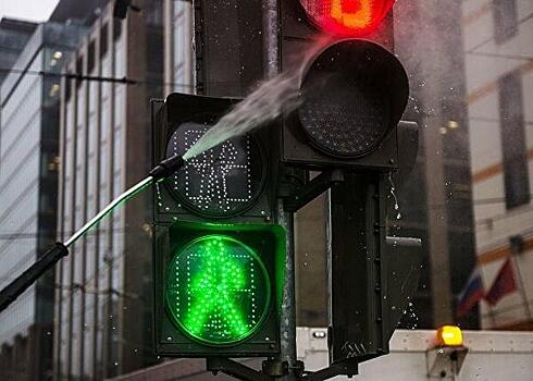 Светофоры и дорожные знаки в районе Куркино очистят от пыли и грязи