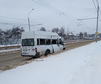 КамаАЗ протаранил маршрутку: травмы получила одна из пассажирок