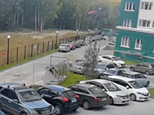 Экстремал на парашюте влетел во двор многоэтажки в Новосибирске