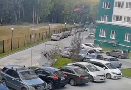 Экстремал на парашюте влетел во двор многоэтажки в Новосибирске