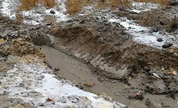 В Краснооктябрьском районе Волгограда размывает свежий асфальт