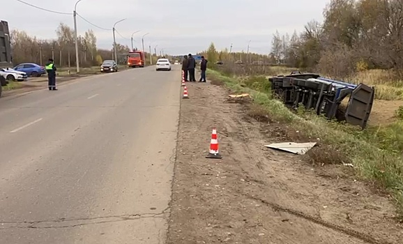 Грузовик улетел в кювет в Нижегородской области из-за самочувствия водителя