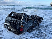 Тело мужчины и искореженный автомобиль обнаружили на берегу Охотского моря