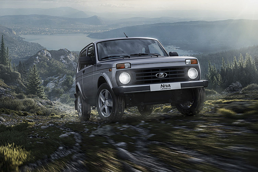 5 место: Lada Niva Legend. Производство внедорожника Lada было возобновлено летом 2022 года после перебоев с поставками комплектующих — на конвейер встала «антикризисная» версия модели, лишенная сложной электроники. «Автостат» приводит следующие цифры: 16 117 проданных единиц, что на 35,6 процента меньше, чем в 2021 году. Сам же АвтоВАЗ говорит о 18 097 реализованных внедорожников