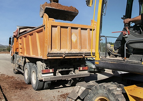 Водитель самосвала протаранил толпу людей в российском регионе. Что стало причиной его агрессии