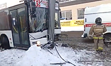 Автобус с 20 россиянами врезался в столб