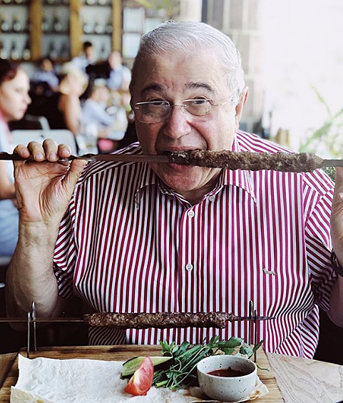 Телеведущий и юморист Евгений Петросян опубликовал счастливое курортное фото и прокомментировал слухи о косметических процедурах и операциях, которые он якобы делал.  Евгений Ваганович косвенно опроверг слухи, объяснив, что если бы он решился на пластику, то только у себя на голове