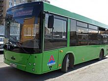 Танцы продолжаются. Молодой тюменец сплясал на крыше автобуса