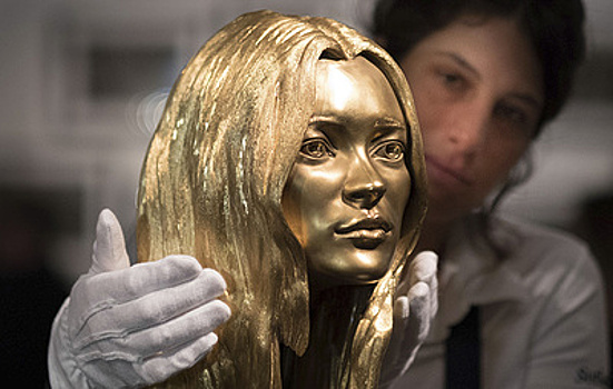 «Золотую» голову Кейт Мосс продали за $500 тысяч