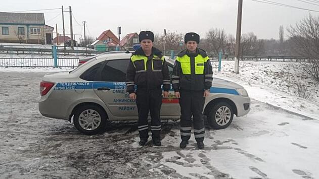 Воронежские автоинспекторы помогли семье ростовчан выбраться из искорёженной машины