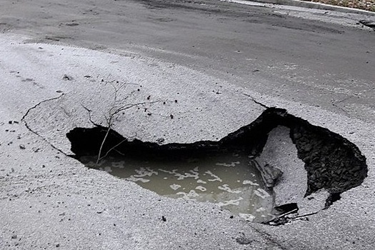 Асфальт на екатеринбургской дороге "съела" авария на трубопроводе