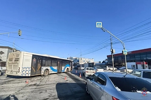 В Волгограде водитель автобуса сбил двух пешеходов на зебре