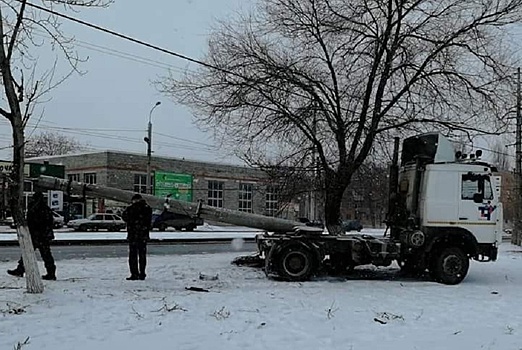 На южном въезде в Волгоград тягач выдрал с корнем световую опору