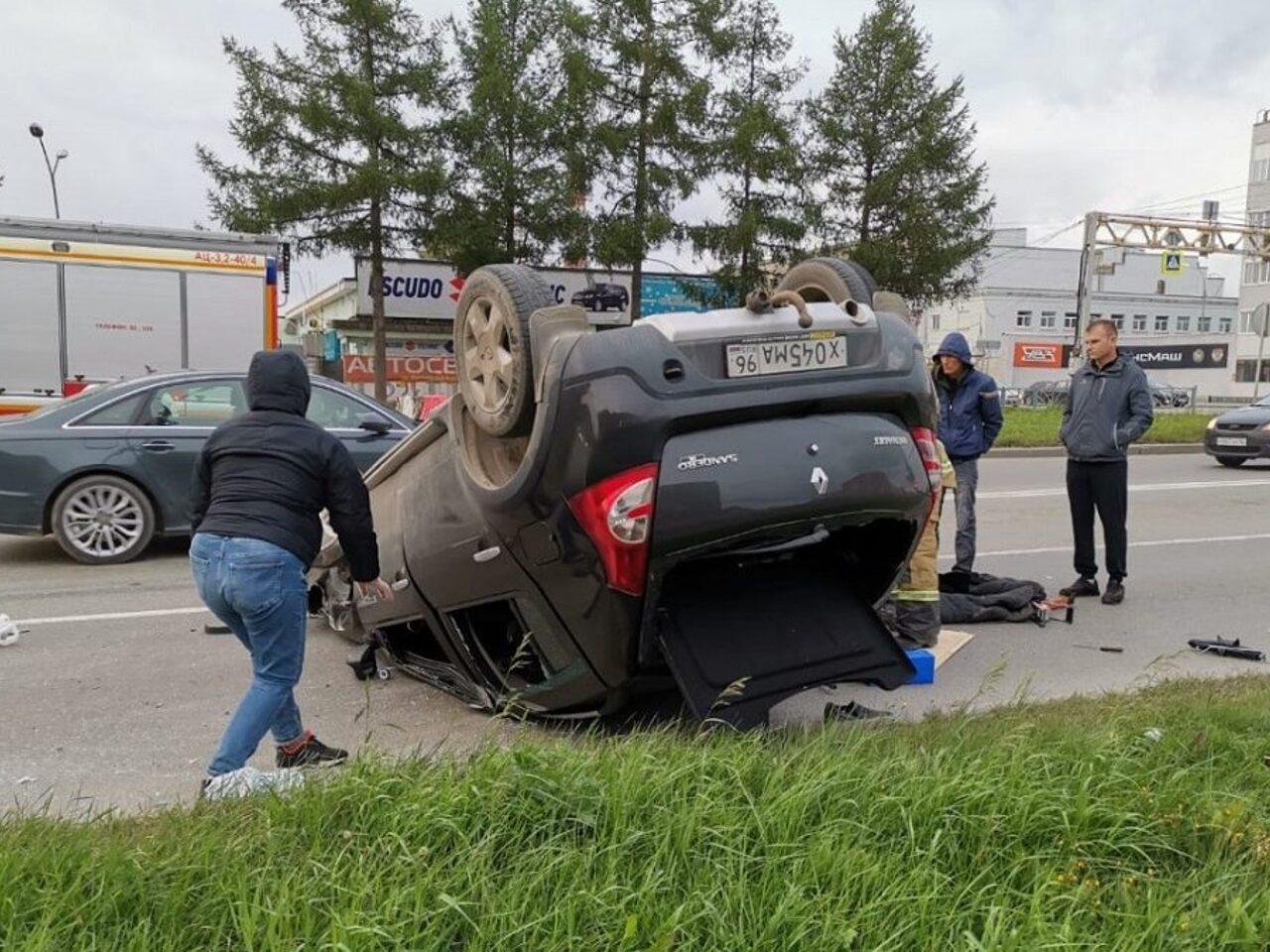 Был пьян, сопротивлялся медикам: в Екатеринбурге перевернулась Renault -  Рамблер/авто