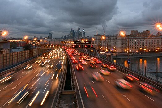 Загруженность дорог Москвы оценивается в восемь баллов