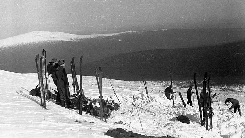 На фото: поисковая операция. Вид от места, где стояла палатка группы Дятлова