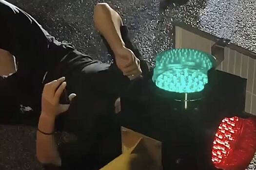 Самокатчик врезался в светофор, застрял в нем головой и попал на видео