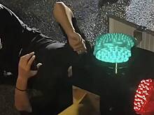 Самокатчик врезался в светофор, застрял в нем головой и попал на видео