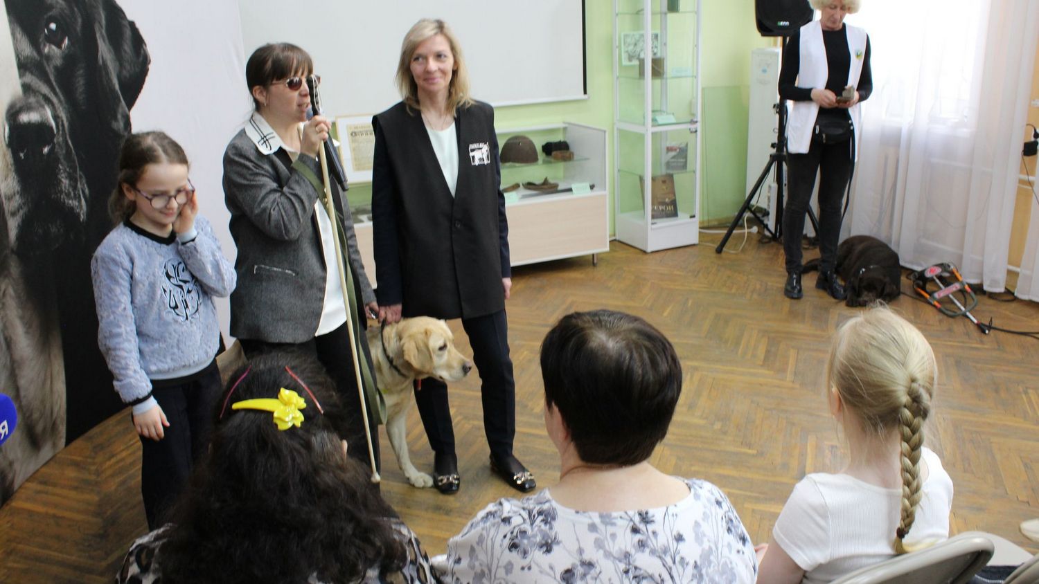 Школьники из Вологды познакомились с работой собак-поводырей