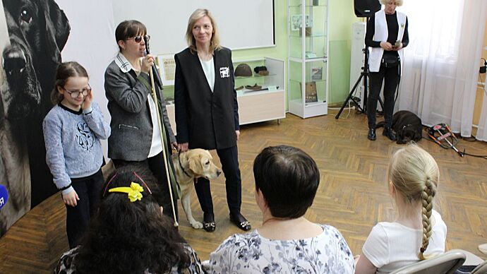 Школьники из Вологды познакомились с работой собак-проводников