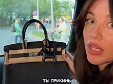 Высмеявшая девочку-квадробера певица получила от возлюбленного подарок за миллион рублей