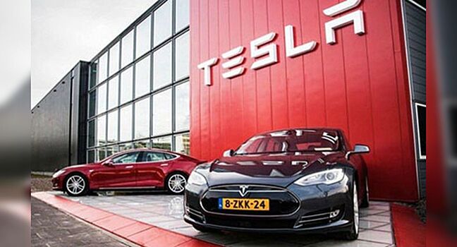 Илона Маска заставляют прорекламировать авто Tesla