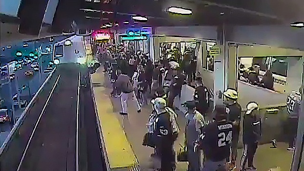 За секунду до прибытия поезда: сотрудник метрополитена спас упавшего на рельсы пассажира
