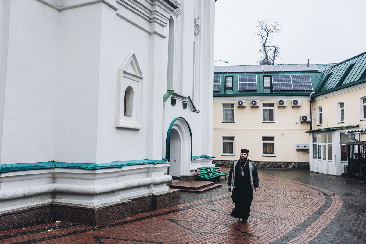 Неизвестные в камуфляже ворвались в храм в Киеве