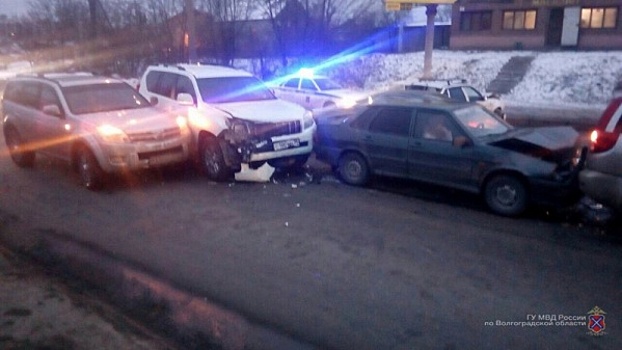 Волгоградскую судью сняли с должности после аварии с пятью машинами