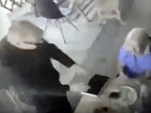 Вор в образе пастыря украл у туристки телефон и попал на видео