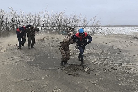 В Якутии спасатели эвакуировали двух охотников, застрявших на острове