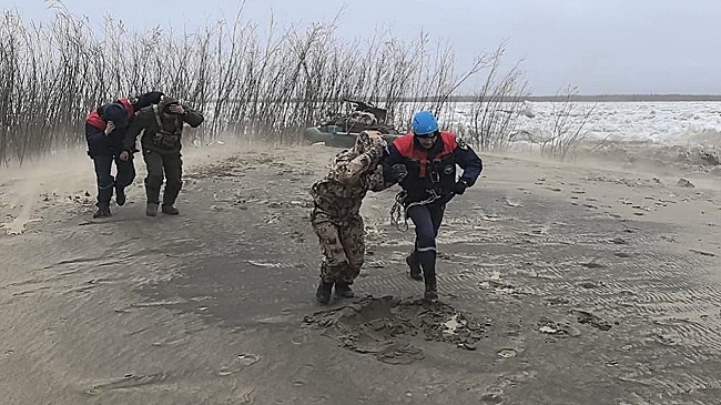 В Якутии спасатели эвакуировали двух охотников, застрявших на острове
