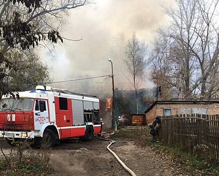 В Пензе загорелся расселенный дом на улице Карпинского