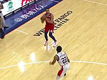 Баскетболист забросил первый трехочковый в карьере и «взорвал» зал