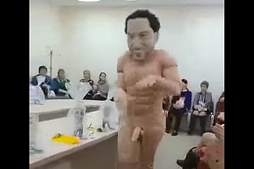 Корпоратив российских чиновниц с ростовой куклой голого мужчины попал на видео