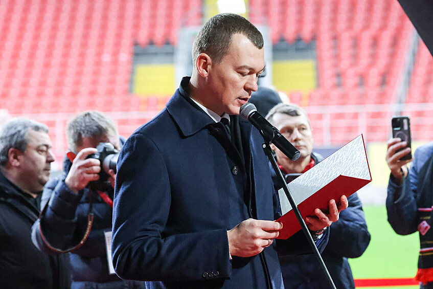 Министр спорта РФ Михаил Дегтярев во время церемонии прощания с олимпийским чемпионом 1956 года и лучшим бомбардиром московского «Спартака» Никитой Симоняном на стадионе «Лукойл Арена» в Москве, 27 ноября 2025 года