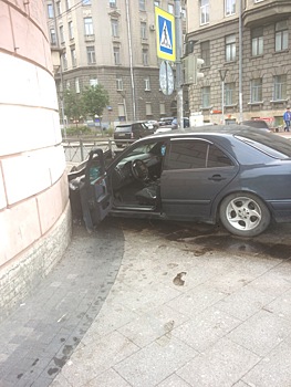 Mercedes врезался в дом на Звенигородской улице в Петербурге. Фото