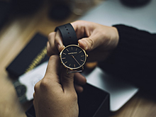 Пенсионерка из Москвы купила мошенникам часы за 27 млн рублей