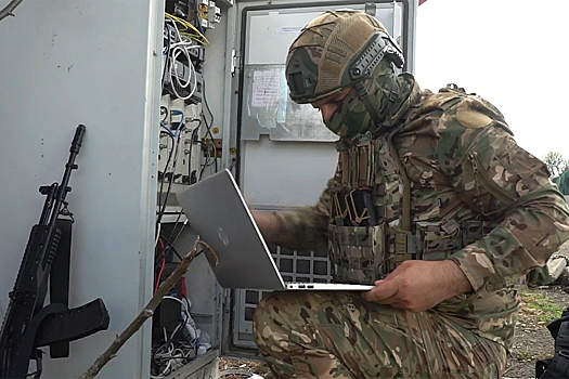 Мотоциклисты восстанавливают связь, поврежденную FPV-дронами