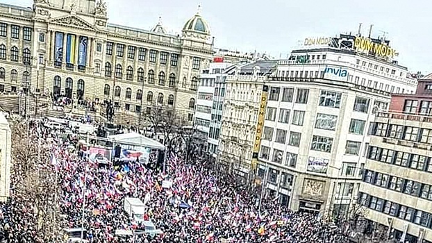 Протестующие в Праге потребовали снять флаг Украины со здания Национального музея