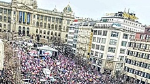 Протестующие в Праге потребовали снять флаг Украины со здания Национального музея