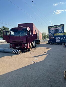 Водитель КамАЗа погиб за рулем и врезался в столб под Саратовом