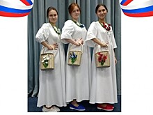 Выпускница школы №1492 создала коллекцию сценических костюмов, посвященную триколору